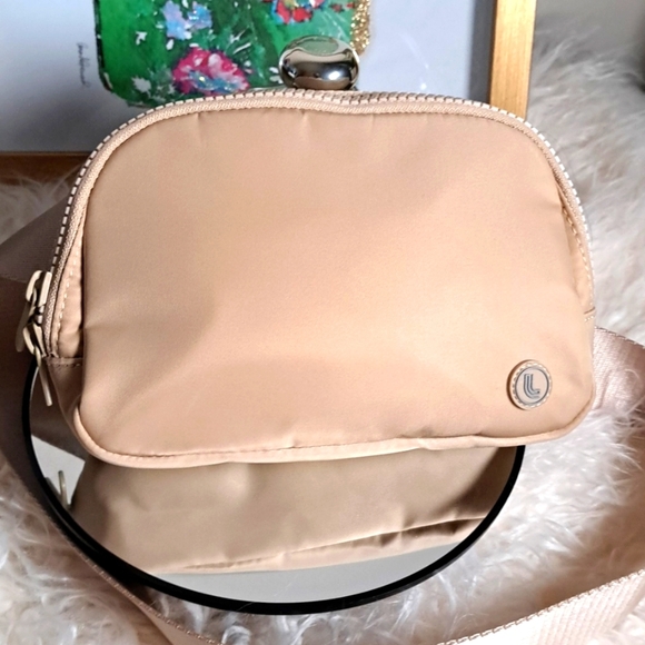 🇺🇸 Lole NWOTs Unisex Crossbody Bag with Adjustable Strap - Picture 1 of 6